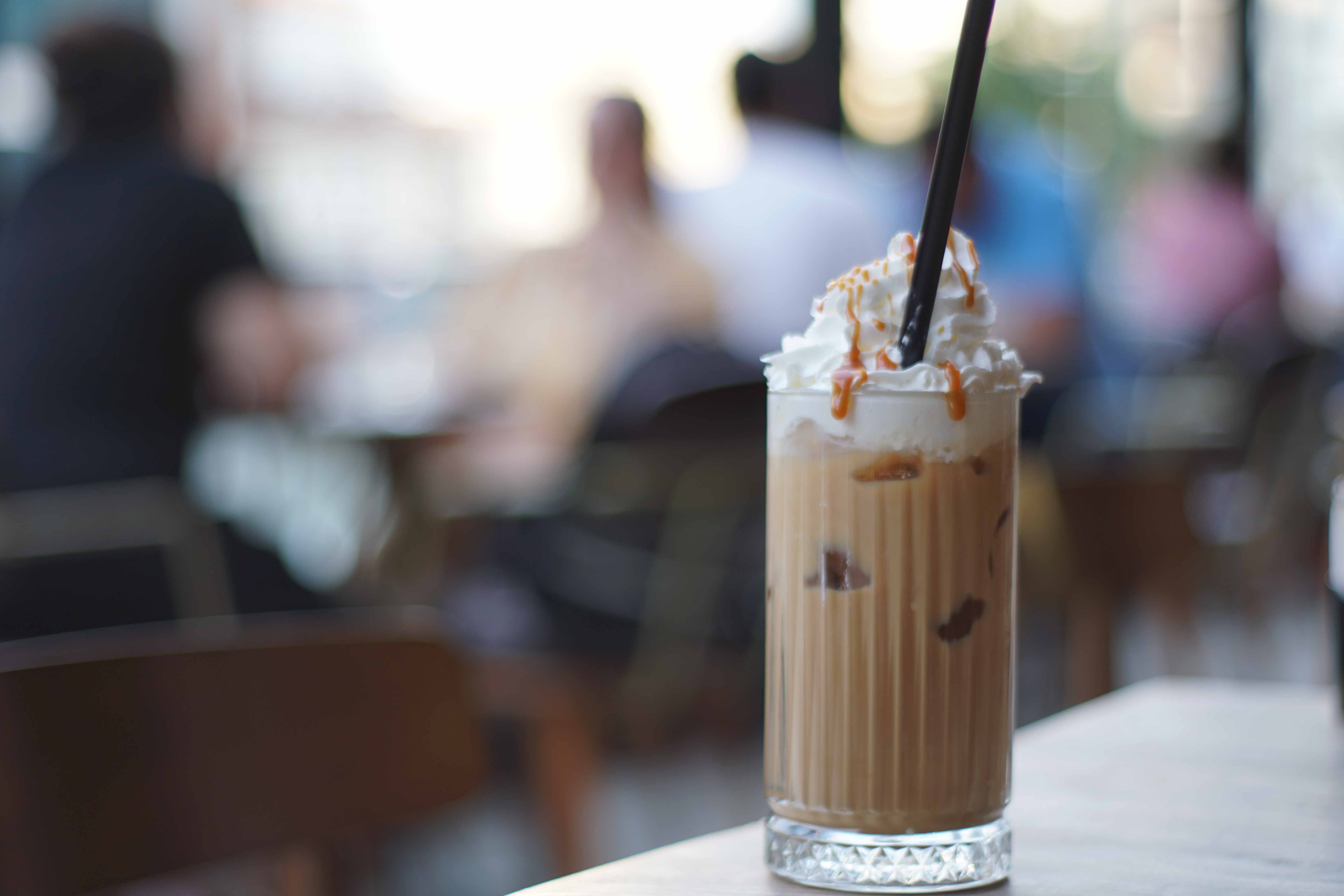 Lezzetli kahveler ile ortamın tadını çıkar.